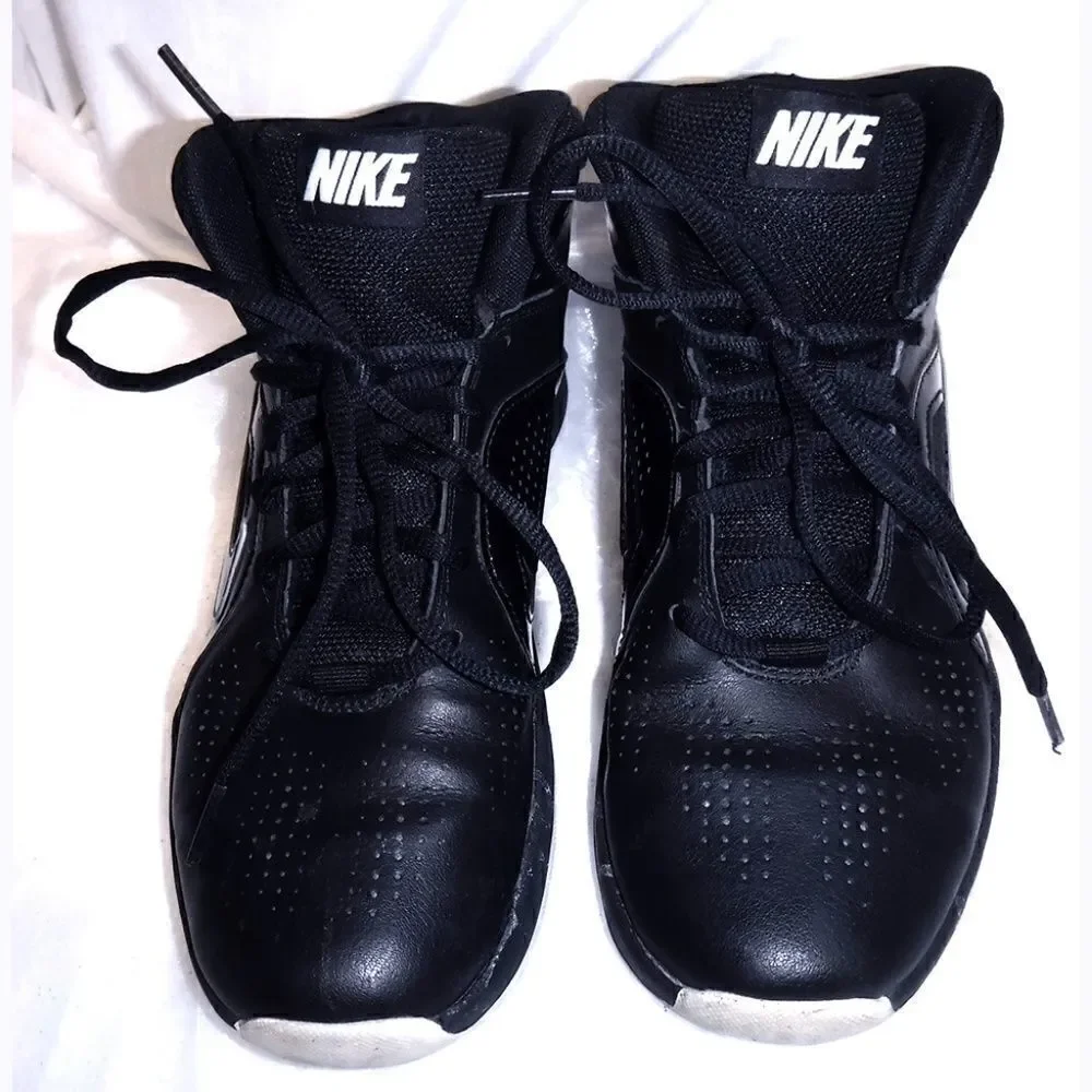 Nike Team Hustle black/white basketball shoes